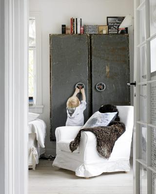 ORIGINALT CD-SKAP: Det gamle skapet fra Rikshospitalet er kj�pt hos Genbyg. Skapet brukes til Jimmis mange hundre CD-er. Den lille gutten som pr�ver � bryte seg inn i skapet, er Viggo p� fire �r.  FOTO: Linnea Press