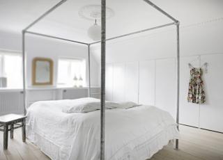 SENG AV VANNR�R: P� soverommet har Inge og Jimmi bygd en stor himmelseng av vannr�r. Senget�yet fra R�de Lade og loppemarkedet i Nice er h�ndvevd. FOTO: Linnea Press