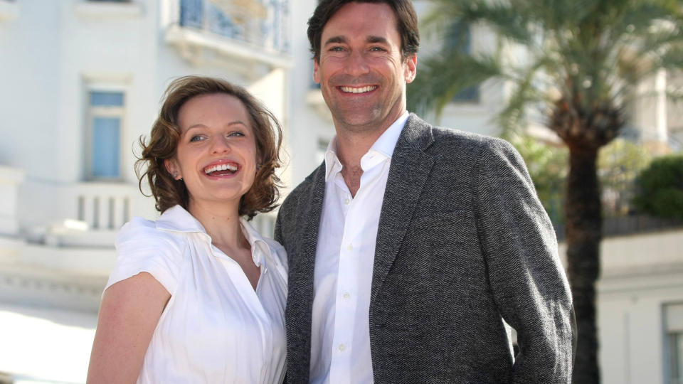 I CANNES: Elisabeth �Peggy Olson� Moss og Jon �Don Draper� Hamm under tv-messa i Cannes forrige uke, hvor de var for � promotere og forh�ndsvise fjerde sesong av �Mad Men�. Foto: AFP Photo.