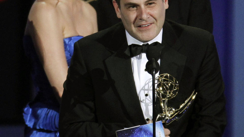 WEINEROPPSKRIFTEN: �Mad Men�-skaper og manusforfatter Matthew Weiner tar imot prisen for beste dramaserie under den amerikanske Emmy-utdelingen i august i �r. I bakgrunnen: January Jones, som spiller forstadsfruen �Betty Draper� i serien. Foto: Scanpix