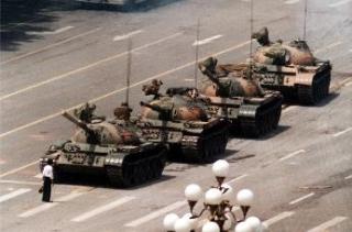 PROTESTER: Protestene mot regimet sommeren 1989 kuliminerte 4. juni, da tanks rullet inn p� Den himmelske freds plass. Her viser en ukjent mann stort mot n�r han st�r i veien - og stopper tankene. Det er ikke kjent hvordan det gikk med mannen. Foto: AP