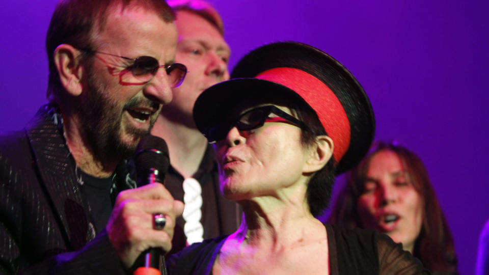 SANG FOR LENNON: Den tidligere trommeslageren i Beatles, Ringo Starr, sang �Give Peace a chance� og �Imagine� med Lennons enke, Yoko Ono, p� Lennons 70-�rsdag.  Foto: REUTERS