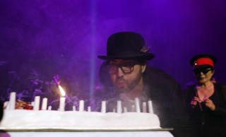 BL�SER FOR PAPPA: Sean Lennon bl�ste ut kakelysene p� farens 70-�rsdag p� l�rdag. Han var i Reykjavik sammen med mamma Yoko Ono og Ringo Starr. Foto: REUTERS