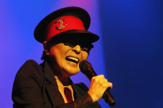 HYLLET LENNON:: Lennons enke, Yoko Ono, hyllet det tidligere Beatles-medlemmet p� Island. Foto: REUTERS
