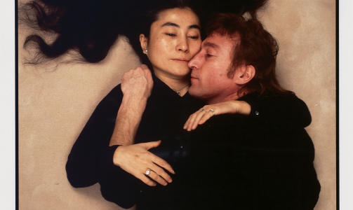IKONISK: Det ber�mte bildet av ekteparet Yoko Ono og John Lennon. Foto: AP Photo/Swann Auction Galleries, Annie Liebovitz