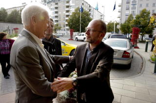 JOBBET FOR TREHOLT: Geir Selvik Malthe-S�renssen skriver i boka Forfalskningen at han ikke planla � gi ut noen bok om Treholtsaken. Han var ansatt av Treholt for � granske saken da pengene tok slutt, og bokideen kom opp. Her m�tes de to utenfor SVTs lokaler i Stockholm. Foto: �istein Norum Monsen/DAGBLADET.
