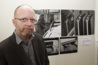 HAR JOBBET MED FOTOTEKNIKERE: Geir Selvik Malthe-S�renssen foran forst�rrede bilder av Treholts koffert. 
Foto: Terje Bendiksby / Scanpix