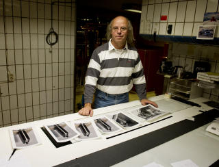 GRANSKET KOFFERTENS TEIPRESTER: Fotoekspert Lars Tr�dg�rdh gjorde i forbindelse med Forfalskningen en analyse av bildet fra arrestasjonen p� Fornebu i 1984. Han mener det ikke er spor etter teiprester p� dette bildet. Foto: �istein Norum Monsen/DAGBLADET.