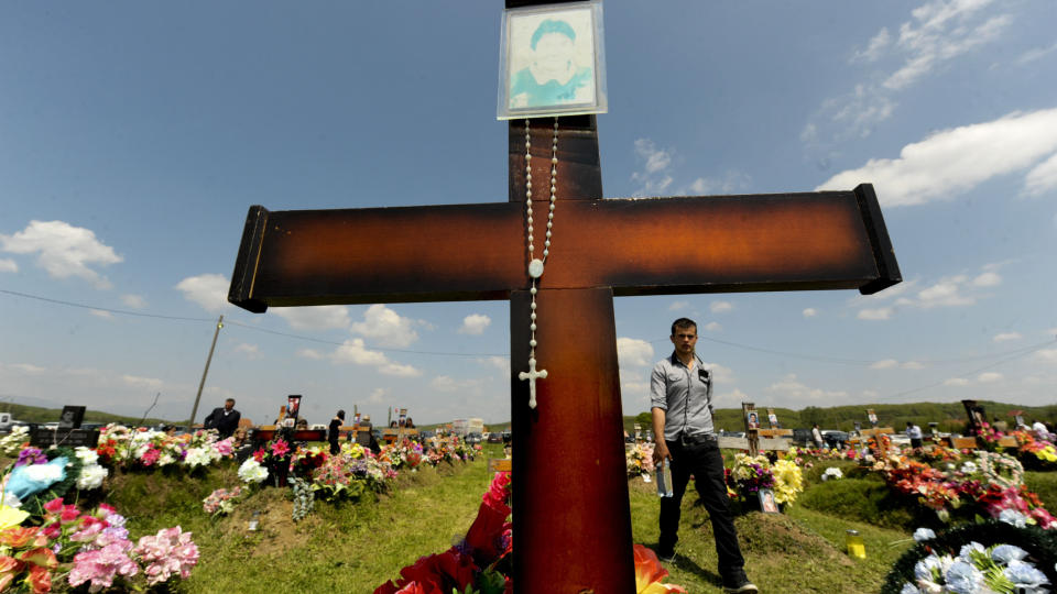 Massakrert: En kosovoalbaner g�r forbi en grav i landsbyen Meje i Kosovo. Serbiske styrker tok livet av 400 mennesker i Meje under en massakre i 1999. Foto AFP/Scanpix