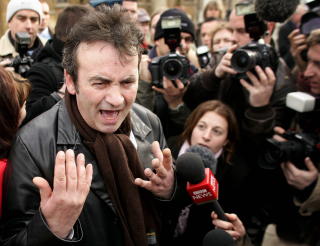 FALSK TILST�ELSE: Gerry Conlon fra  Guildford Four. Han var en av fire som for 30 �r siden ble d�mt for � detonere IRA-bomber p� puber i England, og tilsto. I rettssaken sa de at de at de var torturert av politiet inntil de signerte tilst�elsen. Senere viste det seg at politiet hadde l�yet, og de ble frikjent. Foto: REUTERS/Kieran Doherty