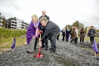 F�RSTE SPADETAK: Kommunalminister Liv Signe Navarsete markerer byggestart for passivhusene i Rudshagen borettslag 1. oktober. Foto: OBOS/nyebilder.no