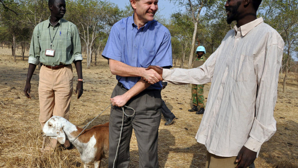 Reiseguide: Erik Solheim gir gjerne reisetips til journalister. Her er han i Sudan. Foto: Scanpix
