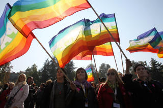 DEMONSTRERTE FOR HOMOFILES RETTIHETER: Homoparaden i Beograd p� s�ndag var den andre i landets historie. Foto: AP/Darko Vojinovic
