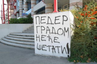 IKKE FOR SOPERE: Sopere skal ikke marsjere i byen, st�r det p� denne grafittien som det finnes mange av i Beograd. Foto: Kristian Kahrs