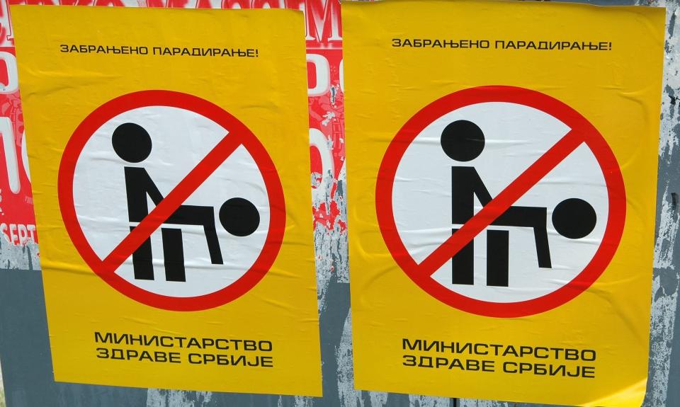 PARADERING FORBUDT: En h�yreorienterte organisasjon st�r bak denne plakaten som finnes overalt i Beograd. De har lekt med ordene slik at det kan se ut som om den er signert av helsedepartementet, men egentlig st�r det sunnhetsdepartementet. Foto: KRISTIAN KAHRS
