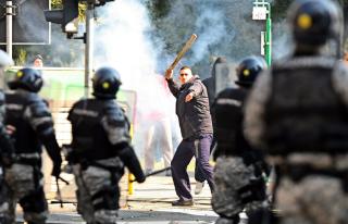 GODT ORGANISERTE H�YREEKSTREME: Mange politimenn ble skadd etter sammenst�tene med homsemotstanderne, som var bedre organisert enn man p� forh�nd hadde trodd. Foto: EPA/KOCA SULEJMANOVIC