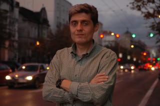 SENTER FOR LEGING AV HOMOSEKSUALITET: Miroljub Petrovic vil helbrede de som er syke av homoseksualitet, men selv om det serbiske helsedepartementet har sagt at han ikke har lisens,  men Petrovic lar seg ikke stoppe. &mdash; Vi driver ikke kirurgi, men et livsstilssenter hvor vi vil at elevene v�re skal leve sunt, sier han. Foto: Kristian Kahrs