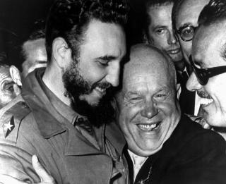 USA ANGREP VENNEN FIDEL: Nikita Khrustsjov og Fidel Castro sammen i FN i 1960. Stemningen mellom stormaktene var anspent, blant annet hadde USA innf�rt embargo mot Cuba. Foto: AP/Marty Lederhandler