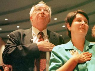 FAMILIEN BLE AMERIKANERE: Khrustsjovs s�nn Sergei sverget sammen med kona Valentina Golenko troskapseden til USA i 1999. Han har fors�kt � finne bilder av farens skoepisode uten hell. Foto: AP/Paul Connors