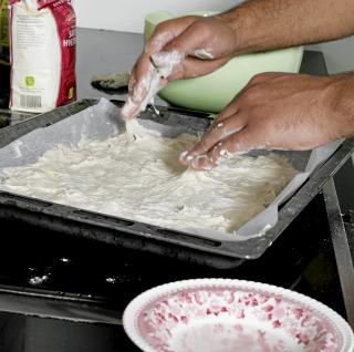 KLISSETE: Noe s�l m� man regne med n�r man baker, og pizzadeigen blir best n�r den er litt klissete.  Foto: Jeanette Landfald B�kkevold