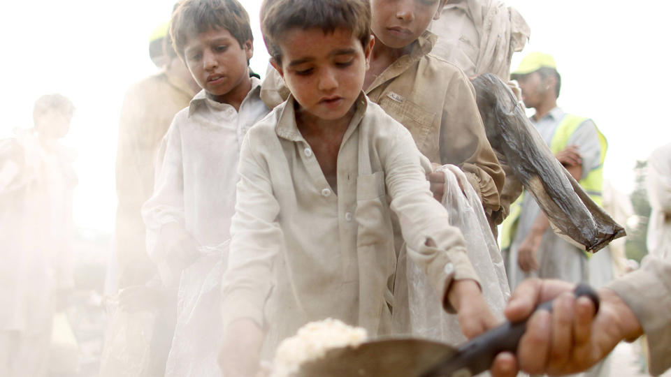 RAMMET AV FLOMMEN: Gutter venter p� utdeling av mat n�r Nowshera i den nordvestlige grenseprovinsen i Pakistan 23. august i �r. Tre nye b�ker gir et unikt innblikk i det folkerike landets altfor store utfordringer. 

Foto: Reuters/Scanpix