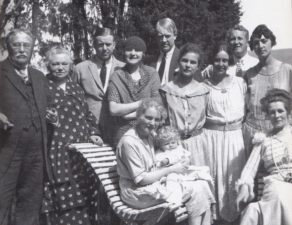 FAMILIES�NDAG VED BUNNEFJORDEN: Til landstedet i Sole i 1924 kom Vidkun med begge sine russiske koner. Fra venstre: Rasmus Quisling, hans svigerinne Margrethe, gift med Nils Quisling, J�rgen, s�strene Viveke og Signe (med barn p� fanget), Vidkun, Alexandra, Ingerid gift med J�rgen, Sverre Edin gift med Signe, Maria, Hildur gift med onkel Rasmus Quisling. Bildet ble tatt med J�rgen Quislings kamera.