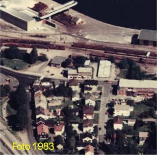 HOVEDHUSET ST�R FORTSATT: Oversiktsbilde fra 1983 hvor huset der Quislingfamilien bodde i Drammen fortsatt st�r.