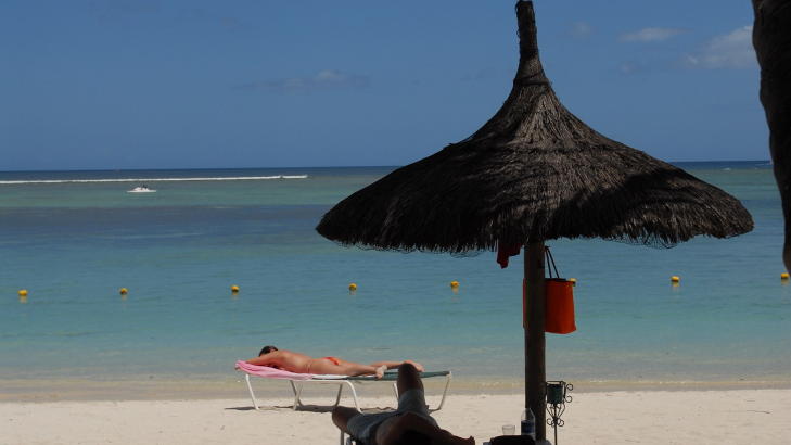 MAURITIUS: Idyll p� Sugar Beach. Sommer, sol, ferie, strand, palmer, parasoller.Turistene blir tatt meget godt vare p�, selv om den lokale levestandarden st�r i kontrast til luksusen p� hotellene. Foto: EIVIND PEDERSEN