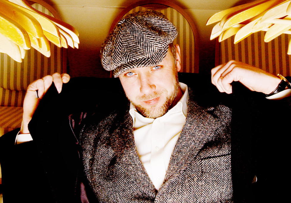 DEN NYE COQ ROUGE: Svenskene gjenoppliver romanfiguren Carl Hamilton, alias Coq Rouge, p� filmlerretet. Skuespiller Mikael Persbrandt ligger n� i hardtrening for � kunne framstille greven, spionen, elitesoldaten og kommunisten Hamilton. Foto Agnete Brun/ Dagbaldet MAGASINET.