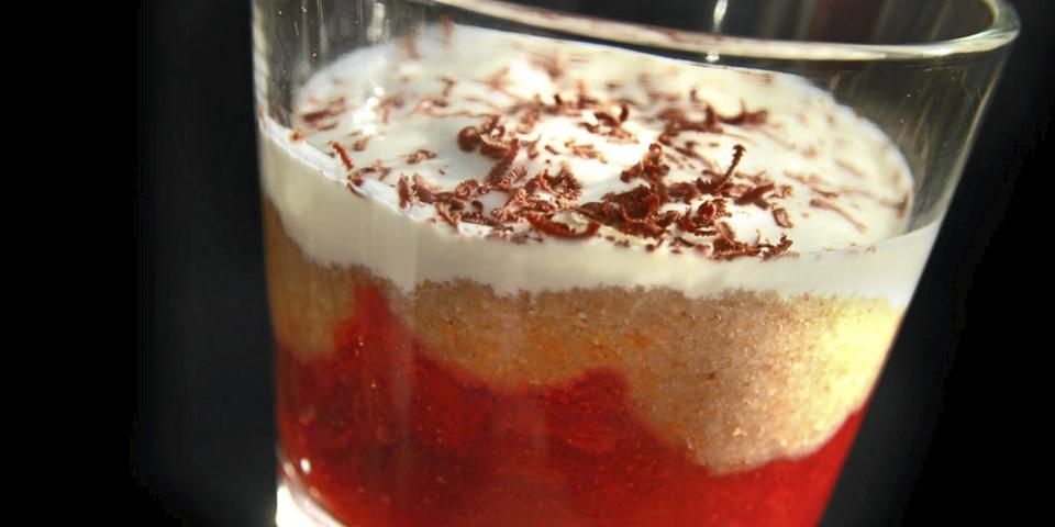 OPPSKRIFT P� ENKEL DESSERT: Denne desserten har du antakelig ingrediensene til i huset. Foto: Erik Hannemann