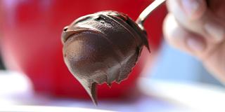 SJOKOLADESAUS: Med litt sjokolade, vann og noen isbiter kan du lage en fantastisk sjokoladedessert. Foto: Erik Hannemann