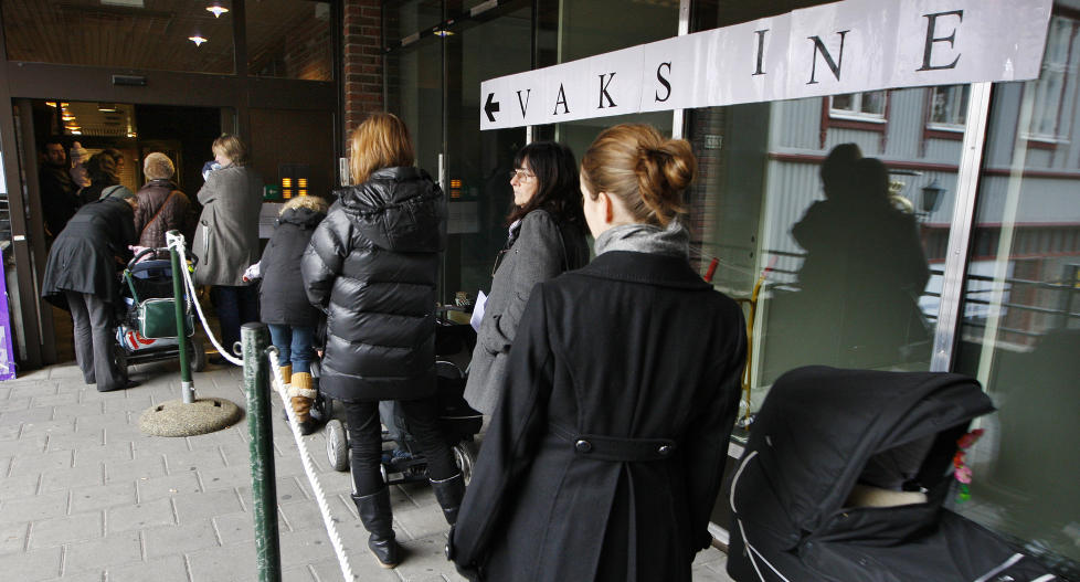 P� VEI TILBAKE: Sist gang svineinfluensaen herjet sto folk i lange k�er for � f� vaksine. N� er H1N1-viruset tilbake. Foto: Erlend Aas / Scanpix