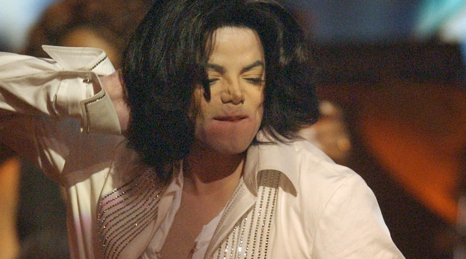 NY VIDEO: Snart kan fansen f� se Michael Jackson i en upublisert video fra 2003. Bildet er fra BET Awards 24. juni 2003. Michael Jackson opptr�dte med James Brown. Foto: Scanpix.
