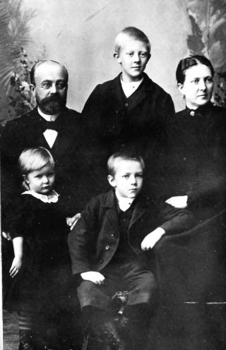 FAMILIEJUL I DRAMMEN 1896: Vidkun var st�rst i barneflokken. Her er han sammen med mor og far, J�rgen og Esther. Arne var ikke f�dt.