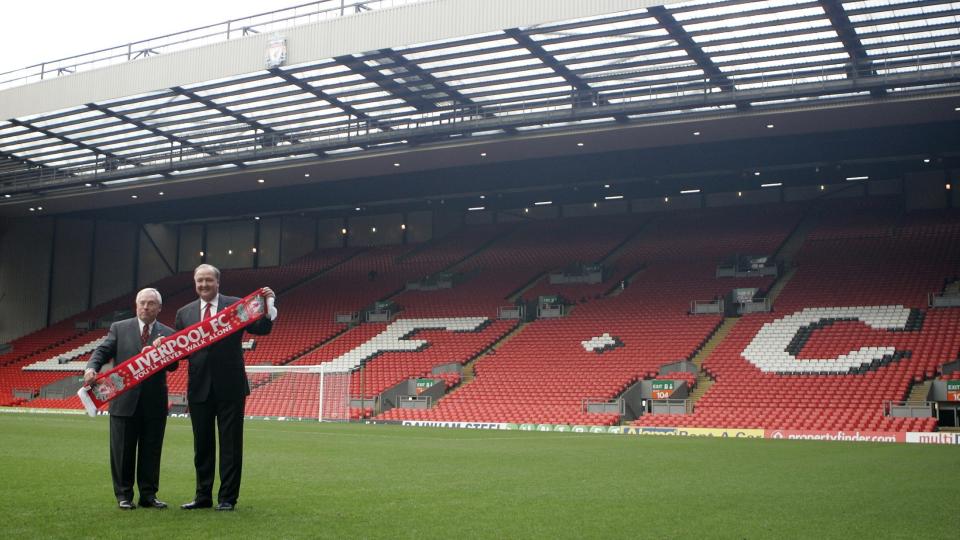 LOVER LIVERPOOL ET HELVETE: George Gillett (tv) og Tom Hicks gir opp eierskapet i Liverpool, men lover klubben et helvete b�de p� den ene og andre m�ten i lang tid framover.Foto: SCANPIX/REUTERS/Phil Noble (BRITAIN)