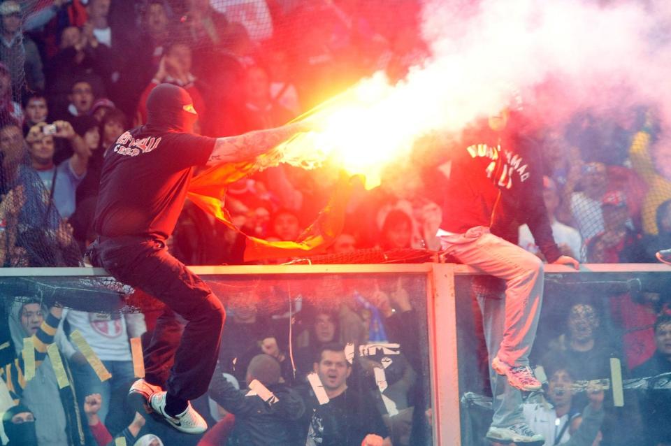 GIKK AMOK: Maskerte serbiske fotballp�bler s�rget egenhendig for at EM-kvalifiseringskampen mot Italia i Genoa ikke lot seg gjennomf�re.Foto: SCANPIX/EPA/ZENNARO LUCA