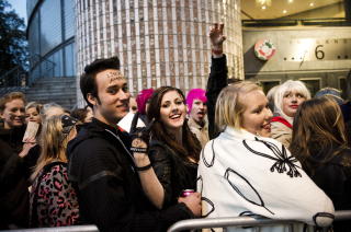 HELT GAGA: Spente fans foran Oslo Spektrum. Foto: H�kon Eikesdal