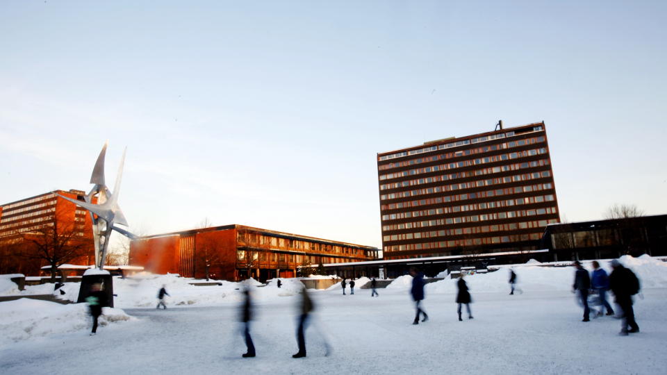 VIL FORHINDRE SKOLEPENGER: Den internasjonale trenden er at universitetene selger sine varer p� markedet som en hvilken som helst annen bedrift. Dette er ikke naturlover, men tendenser &mdash; som kan og b�r bekjempes, mener kronikkforfatteren. Her Universitetet i Oslo.Foto: Frank Karlsen