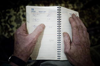 TREHOLTS GAMLE SNEKKER: Almanakken viser hvilke dager han jobbet hos Treholt p� begynnelsen av 1980-tallet. Han sier parkett ikke ble lagt i soverommet til Treholt f�r etter at POT tok seg inn i leiligheten og fotograferte kofferten til Treholt, med et parkettgulv i bakgrunnen. 
Foto: Thomas Rasmus Skaug