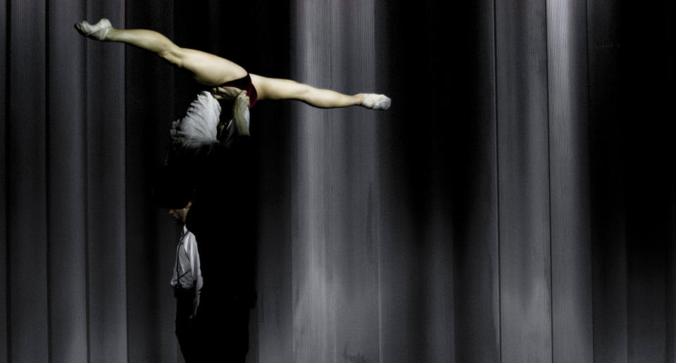 NOIR-INSPIRERT: Jorma Elos nye ballett er inspirert av de umulig veldreide dialogene i 40- og 50-tallets films noir. Foto: Erik Berg/Den Norske Opera og Ballett.