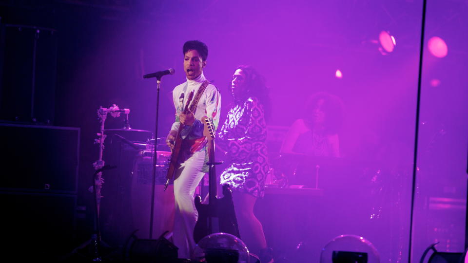 Prince: P� grunn av fotoforbud under kveldens konsert i Vestlandshallen er dette bildet fra �rets Roskildefestival.  Foto: Eirik Helland Urke