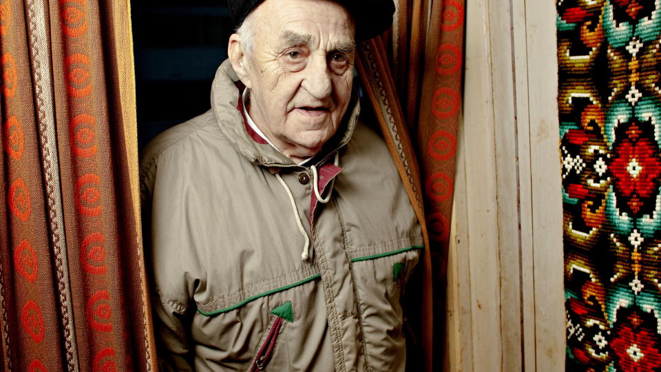 Sn�sa, 20090213. Joralf Gjerstad, Sn�samannen, (82) f�r fortsatt over 100 brev hver dag fra folk som vil ha hjelp. 
Foto: Lars Eivind Bones

Behandlet eller vurdert som ferdig av bildedesk
