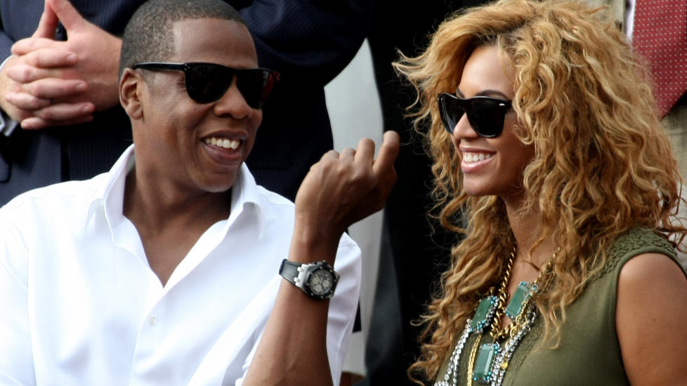 SLIPPER BOK: Rapperen Jay-Z har skrevet bok om sin t�ffe oppvekst. Her p� tenniskamp med kona Beyonce . Foto: SCANPIX /AP /Lionel Cironneau