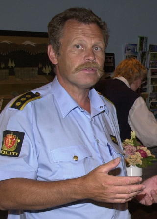 LANGER UT MOT SJ�F�RENE: Operasjonsleder B�rge Steinsland i Agder gir bilister som ikke har skiftet til vinterdekk s� hatten passer. Foto: Eivind Pedersen