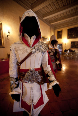 Kleskolleksjonen til Ezio har ikke blitt plukket opp Versace, men tar seg likevel godt ut i levende live.