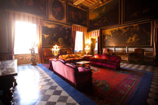 Palazzo Taverna - minimalismens rake motsetning.