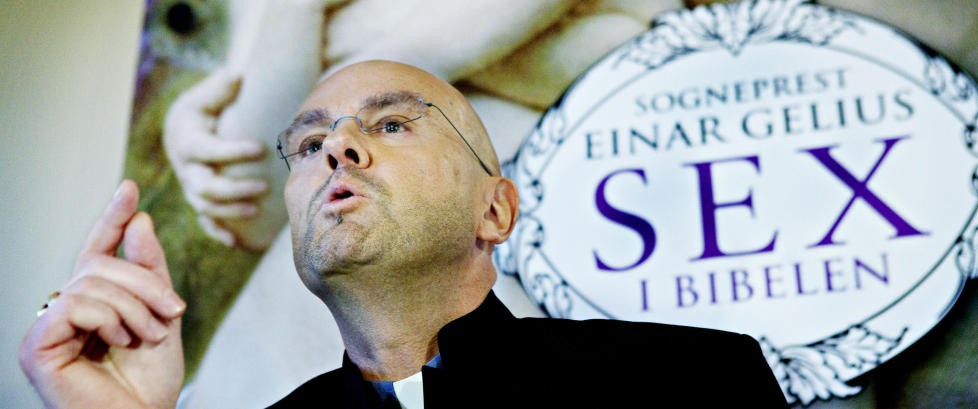  POPUL�R : Sogneprest Einar Gelius er blitt utskjelt av egne og m�tte g� fra jobben i V�lerenga kirke, men boka han kom ut med  for sju uker siden, Sex i Bibelen, g�r som varmt hvetebr�d ute blant det norske folk. Her er Gelius p� pressekonferanse etter lanseringen 19. oktober. Foto: Nina Hansen / Dagbladet.