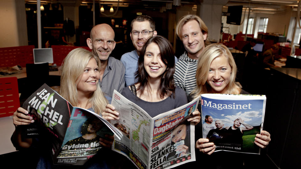 DAGBLADET HJEM: Sjefene i Dagbladet jubler over at leserne n� kan f� avisa hjem i postkassa p� l�rdager og s�ndager. F.v.: Kulturleder Tinna Gudmundsdottir, kultur- og magasinredakt�r Jo Randen, utgavesjef Bj�rn Bore, nyhetsredakt�r Alexandra Beverfjord, FREDAG-leder P�l Nordseth og magasinredakt�r (i permisjon) Jane Throndsen. Foto: Lars Eivind Bones