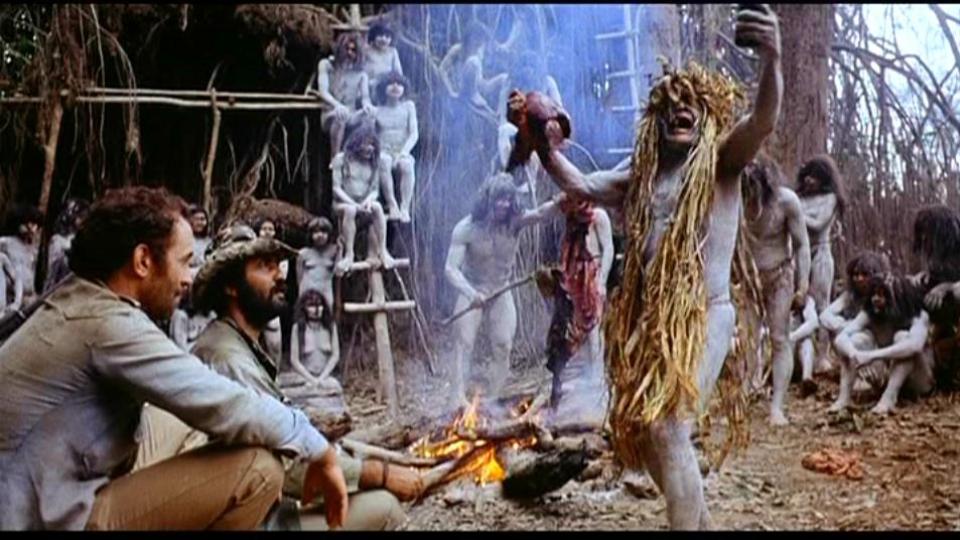 KANNIBALSTAMME: Lokalbefolkningen i den colombianske byen Leticia fikk jobber som skuespillere og statister i �Cannibal Holocaust�. Til venstre ser vi Robert Kerman som professor Monroe.