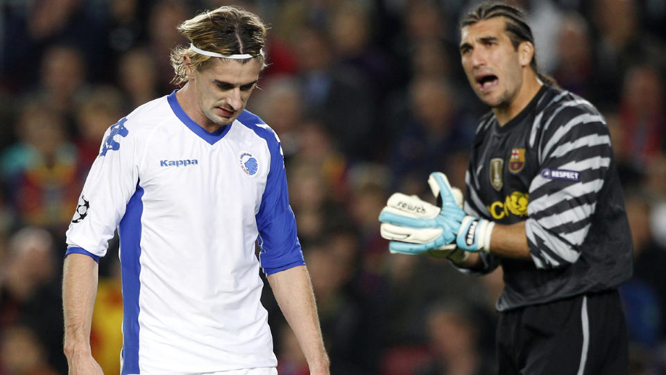 BLE LURT: Cesar Santin trodde dommeren bl�ste for offside, men det var bare Barcelona-keeper Jos� Pinto som plystret. Foto: ALBERT GEA/REUTERS